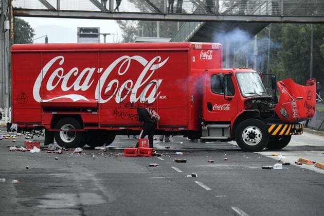 October 24, 2019 EUM20191024SOC14 JPG MEXICO CITY Protest Protest Hooded October 24, 2019 A group of hooded men vandalized Metrobus furniture and a soft drink truck on Insurgentes Sur Avenue, at the height of Ciudad Universitaria, in support of protests in Chile Photo Agency EL UNIVERSALArmando MartinezEELG  - ZUMAu78_ 20191024_zaf_u78_044 Copyright: xElxUniversalx