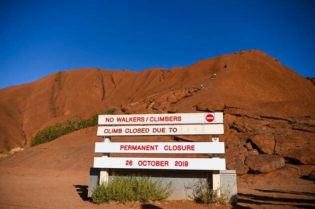 ULURU CLIMB CLOSURE COVERAGE, The newly installed sign indicating the permanent closure of the climb is seen at Uluru, also known as Ayers Rock at Uluru-Kata Tjuta National Park in the Northern Territory, Friday, October 25, 2019. Today is the last day people will be able to climb Uluru. ( NO ARCHIVING, EDITORIAL USE ONLY, NO USE IN BOOKS WITHOUT CONSENT YULARA NT AUSTRALIA  Copyright: xLUKASxCOCHx 20191025001428720963