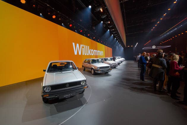 24 10 2019, xtgx, Economy Auto, Volkswagen World Premiere Presentation Golf VIII 8 eight emspor, v l Exhibition of all previous Golf models 1 to 7 Wolfsburg