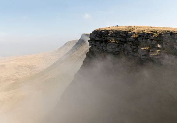 UK, Wales, Brecon Beacons, Young woman hiking at Bannau Sir Gaer Ridge model released Symbolfoto  ALRF01514