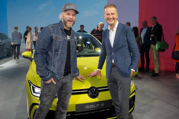 24 10 2019, xtgx, economy car, Volkswagen world premiere presentation Golf VIII 8 eight emspor, v l presenter Sidney Hoffmann with Herbert Diess VW Wolfsburg