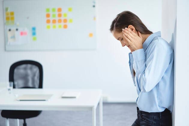 Young businesswoman suffering from headache in office model released Symbolfoto  BSZF01493