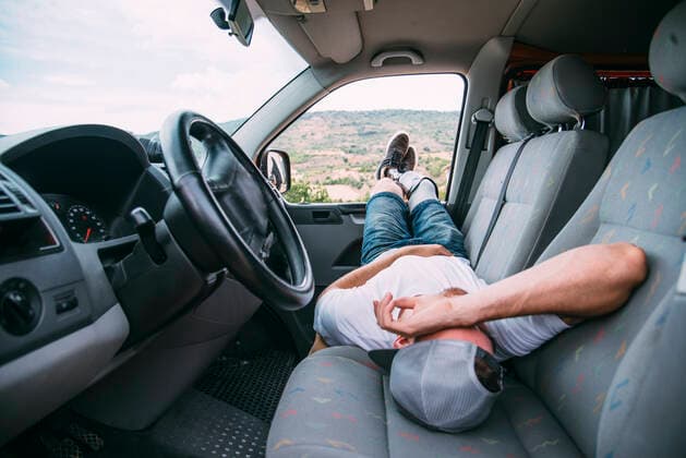 IMAGO Creative, Gesellschaft, Leisure Sickness Young man with leg prosthesis resting in camper van model released Symbolfoto  CJMF00011