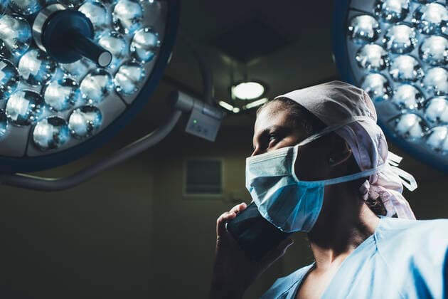 Nurse on the phone in operating room model released Symbolfoto  DAMF00191