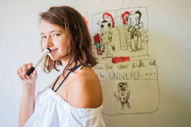 IMAGO Creative: Digitale Welt, Verzicht auf Technologie Portrait of smiling girl drawing on a whiteboard model released Symbolfoto property released  DLTSF00232