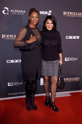 Liz Baffoe with accompaniment at the premiere of Bodyguard Das Musical at the Mucial Dome Cologne, 24 10 2019 Foto:xC.xHardtx xFuturexImage