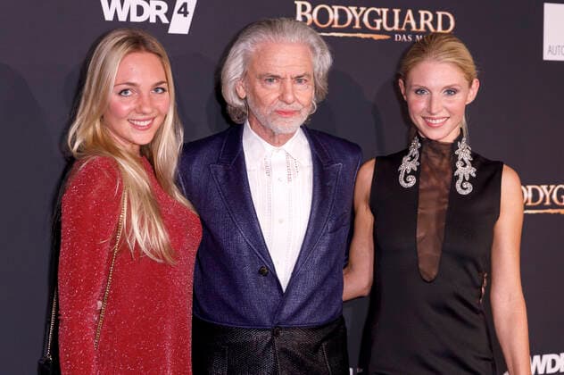Hermann Bühlbecker accompanied by Stefanie Seifert and Christina Jansen at the premiere of Bodyguard Das Musical at the Mucial Dome Cologne, 24 10 2019 Foto:xC.xHardtx xFuturexImage