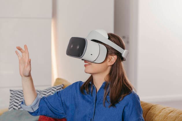 Young woman using VR glasses at home model released Symbolfoto  MFF04870