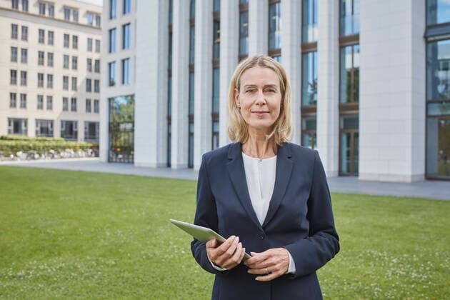 Portrait of confident businesswoman with tablet standing on lawn in the city model released Symbolfoto  RORF01870