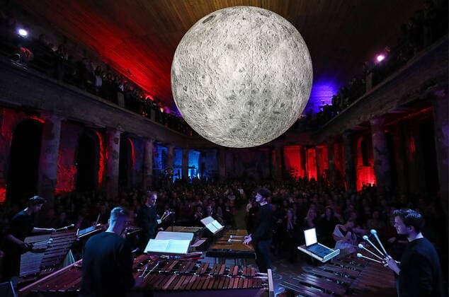 Bilder des Jahres 2019, Entertainment 10 Oktober Entertainment Bilder des Tages ST PETERSBURG, RUSSIA - OCTOBER 25, 2019: An art installation of the Moon s exact 7m scale model during a music event titled Moonlit Concert - Percussion Today Project held at St Anne s Lutheran Church (Annenkirche) to mark its 240th anniversary. Peter Kovalev TASS  TS0C08FE