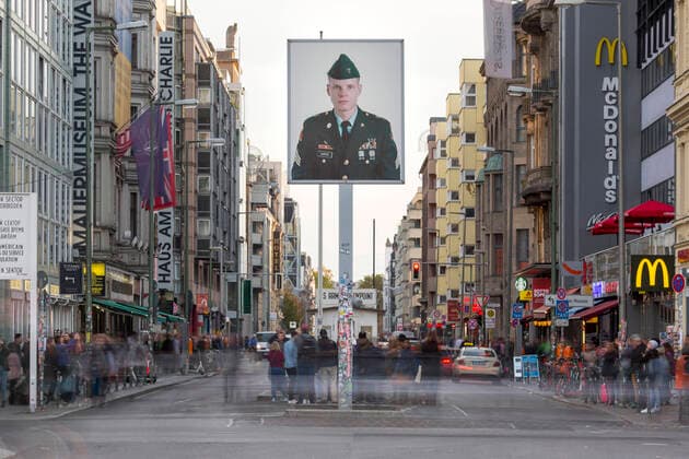 Tourists visit the former Berlin border crossing and todays memorial Checkpoint Charlie 25 10 2019, Berlin, GER Tourists visit the former Berlin border crossing and todays memorial Checkpoint Charlie , Berlin Berlin Germany Checkpoint Charlie