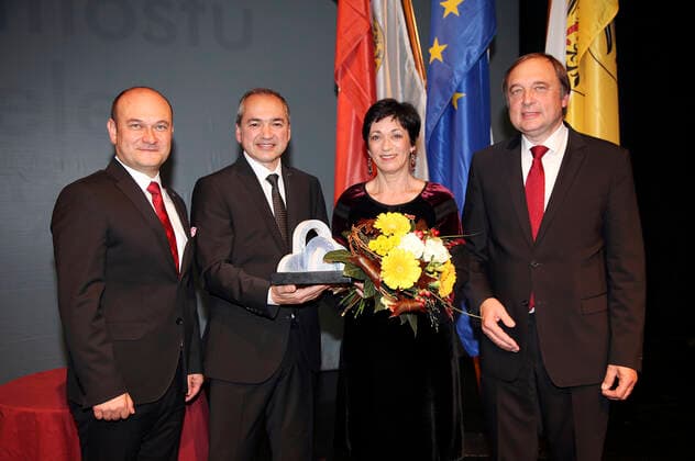 Rafal Gronicz, Octavian Ursu, Bente Kahan and Willi Xylander at the award of the International Bridge Prize of the European City Görlitz Zgorzelec to Bente Kahan in the Theater Görlitz Görlitz, 25 10 2019 Foto:xM.xWehnertx xFuturexImage