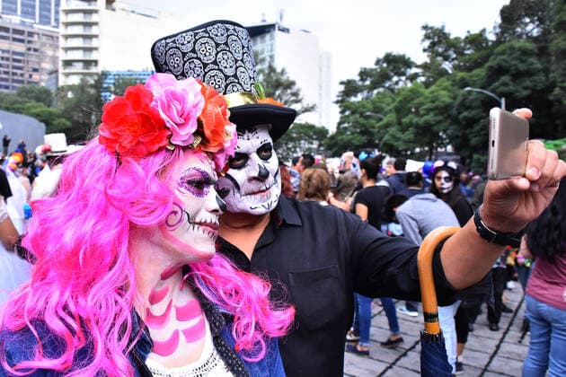 Catrinas Parade to celebrate Day of the Dead in Mexico MEXICO CITY, MEXICO - OCTOBER 26: Participants take part during The Mega parade of Catrinas as part of celebration of Mexican tradition Day of the Dead ˜Dia de Muertos™ at Reforma Avenue on October 26, 2019 in Mexico City, Mexico. The Day of the Dead Celebration was named in 2003 by UNESCO Intangible Cultural Heritage of Humanity  Copyright: xCarlosxTischlerx EYE_7435