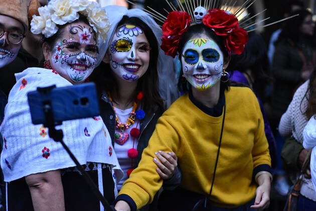 Catrinas Parade to celebrate Day of the Dead in Mexico MEXICO CITY, MEXICO - OCTOBER 26: Participants take part during The Mega parade of Catrinas as part of celebration of Mexican tradition Day of the Dead ˜Dia de Muertos™ at Reforma Avenue on October 26, 2019 in Mexico City, Mexico. The Day of the Dead Celebration was named in 2003 by UNESCO Intangible Cultural Heritage of Humanity  Copyright: xCarlosxTischlerx EYE_7798