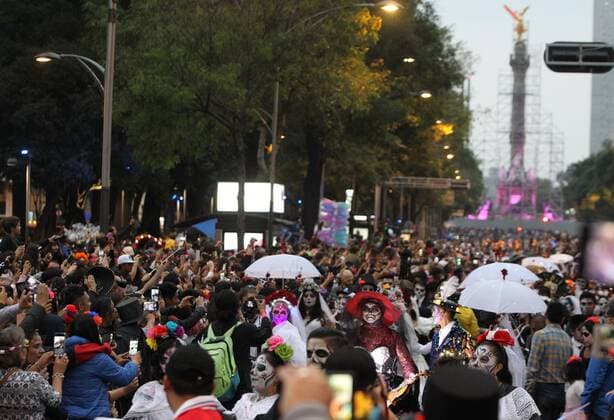 Citizens participate in the traditional parade of Las Catrinas, within the framework of the national celebrations of these days on the occasion of the Day of the Dead, in Mexico City, Mexico, 26 October 2019. Catrinas parade in the traditional Day of the Dead celebrations in Mexico !ACHTUNG: NUR REDAKTIONELLE NUTZUNG!  Copyright: xMarioxGuzmanx AME6317 20191027-637077449275343289