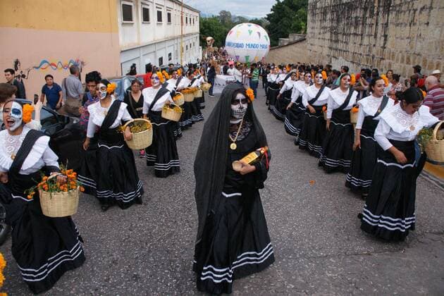October 26, 2019 EUM20191026SOC55 JPG OAXACA, Oax TraditionTradicion Death is lived October 26, 2019 Aspects of the traditional comparsa In Oaxaca, Â¡Death is lived, as part of the activities alluding to the Day of the Dead Photo Agency EL UNIVERSALEELG  - ZUMAu78_ 20191026_zaf_u78_116 Copyright: xElxUniversalx