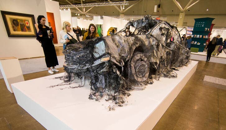 Bilder des Jahres 2019, Entertainment 10 Oktober Entertainment Bilder des Tages (191026) -- TORONTO, Oct. 26, 2019 -- People visit the 2019 Art Toronto in Toronto, Canada, on Oct. 26, 2019. Presenting works by over 100 galleries from across Canada and around the world, this annual three-day fair was held here from Friday to Sunday to draw tens of thousands of art collectors, professionals, and enthusiasts. (Photo by Xinhua) CANADA-TORONTO-ART FAIR ZouxZheng 