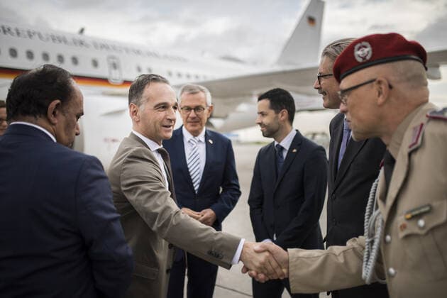 Heiko Maas, Bundesaussenminister, erreicht den Flughafen von Tunis, 27.10.2019. Maas reist in seiner dreitaegigen Reise unter anderem nach Tunesien und Aegypten fuer politische Gespraeche. Tunis Tunisia *** Heiko Maas, Federal Foreign Minister, reaches Tunis airport, 27 10 2019 Maas travels to Tunisia and Egypt during his three-day trip for political talks Tunis Tunisia, among other places Copyright: xFlorianxGaertner photothek.netx