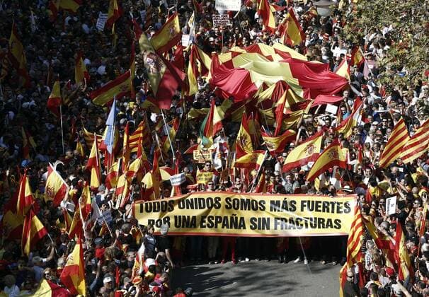 Bilder des Jahres 2019, News 10 Oktober News Bilder des Tages Several people hold a banner reading All United are stronger. For a Spain Without Ruptures as thousand people attend rally against Catalan pro-independent process in downtown Barcelona, Catalonia, Spain, 27 October 2019.the rallyh was organized by the pro-Spain Catalan group Societat Civil Catalana (Catalan Civil Society). Pro-Spain rally held in Barcelona !ACHTUNG: NUR REDAKTIONELLE NUTZUNG!  Copyright: xJesusxDigesx GRAFCAT7024 20191027-637077874592735982