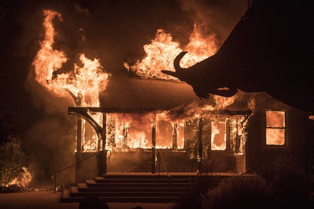 Bilder des Jahres 2019, News 10 Oktober A building at Soda Rock Winery burns from wind driven embers in Healdsburg, California early Sunday, October 27, 2019. Over 200,000 people have been evacuated in Northern California as winds clocked as high as 93 MPH fanned flames.  SXP2019102797 TERRYxSCHMITT