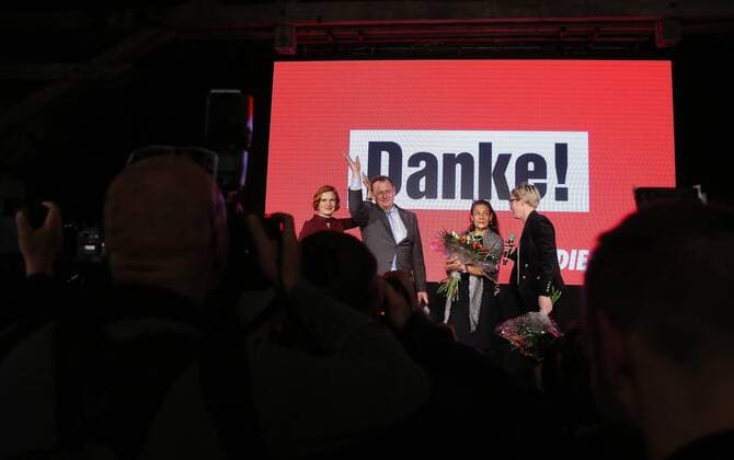 Bilder des Jahres 2019, News 10 Oktober Thüringen Landtagswahl - Wahlparty Die LINKE 27.10.2019 , Erfurt, Kulturbahnhof Zughafen, Wahlparty Die LINKE im Bild: Bundesvorsitzende Katja Kipping, Ministerpräsident Bodo Ramelow (Die LINKE), seine Frau Germana Alberti vom Hofe und Susanne Hennig-Wellsow (Die LINKE) *** Thuringia state election election party Die LINKE 27 10 2019 , Erfurt, Kulturbahnhof Zughafen, election party Die LINKE in picture Federal President Katja Kipping, Prime Minister Bodo Ramelow Die LINKE , his wife Germana Alberti vom Hofe and Susanne Hennig Wellsow Die LINKE