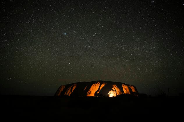 Bilder des Jahres 2019, News 10 Oktober News Bilder des Tages ULURU CLIMB CLOSURE COVERAGE, A long-exposure photograph shows Uluru, also known as Ayers Rock during night at Uluru-Kata Tjuta National Park in the Northern Territory, Sunday, October 27, 2019. ( NO ARCHIVING, EDITORIAL USE ONLY, NO USE IN BOOKS WITHOUT CONSENT YULARA NT AUSTRALIA  Copyright: xLUKASxCOCHx 20191028001429301229