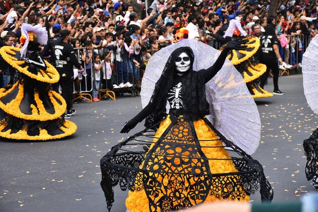 Day of the Dead International Parade in Mexico City MEXICO CITY, MEXICO - OCTOBER 27: Participants take part during the commemorative Day of the Dead International Parade as part of celebrations of the mexican traditions Day of the Dead (Dia de Muertos) at Hemiciclo a Juarez on October 27, 2019 in Mexico City, Mexico  Copyright: xCarlosxTischlerx EYE_9014