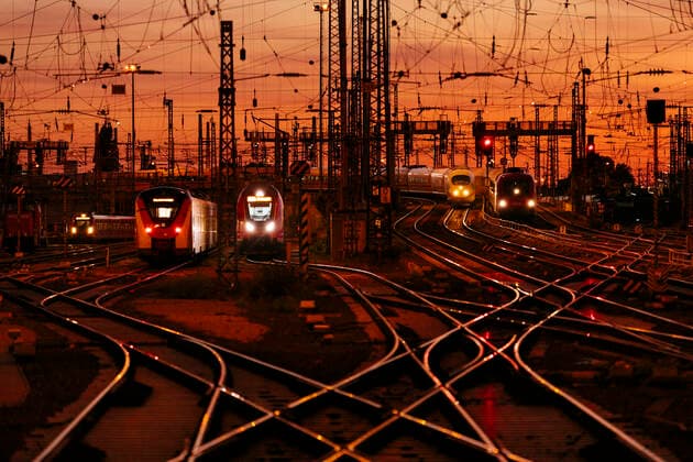 Züge im Gleisbett am Frankfurter Hauptbahnhof. Frankfurt, 27.10.2019 *** Trains on the track bed at Frankfurt Central Station Frankfurt, 27 10 2019 Foto:xC.xHardtx xFuturexImage