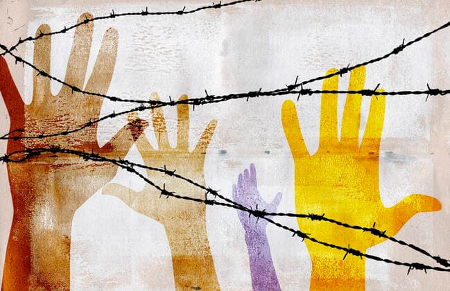 Hände greifen hinter Stacheldraht nach oben *** Hands reach up behind barbed wire  Copyright: xRoyxScottx 11800564