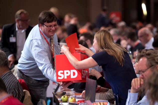 Parteitag SPD Berlin DEU, Deutschland, Germany, Berlin, 26.10..2019 Delegierte bei der Abstimmung mit Urne auf dem Landesparteitag der Berliner SPD in Berlin. Hauptpunkte auf dem Parteitag sind die Fragen einer moeglischen Enteignung von Immobilien und die Verbeamtung von Lehrern. Member during an election at a state party congress of the SPD Social Democratic Party in Berlin, Germany. Focus of the conference are the issues of a possible expropriation Deutsche Wohnen and of whether Berlin should again make teachers civil servants