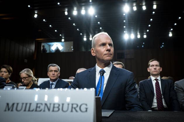 Bilder des Jahres 2019, News 10 Oktober News Bilder des Tages Dennis Muilenburg, CEO of Boeing, prepares to testify during the Senate Commerce, Science and Transportation Committee hearing on safety and the future of the Boeing 737 MAX on Capitol Hill on Tuesday, October 29, 2019 in Washington, DC. The hearing is being held on the anniversary of the Lion Air 737 Max crash that killed 189 people shortly after takeoff in from Jakarta, Indonesia.  WAP201910290313 PETExMAROVICH
