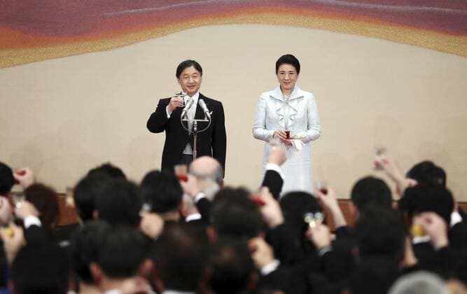 Bilder des Jahres 2019, Entertainment 10 Oktober Entertainment Bilder des Tages Japanese imperial banquet Japan s Emperor Naruhito and Empress Masako toast at a court banquet at the Imperial Palace in Tokyo on Oct. 29, 2019, the third such event following the emperor s enthronement ceremony on Oct. 22. (Pool photo) 