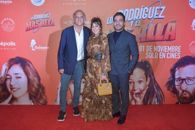 ˜Los Rodriguez y el Mas Alla™ film premiere MEXICO CITY, MEXICO - OCTOBER 29: (L-R) Paco Arango, Mariana Trevino, Omar Chaparro poses for photos during a red carpet of ˜Los Rodriguez y el Mas Alla™ film premiere at Plaza Carso on October 29, 2019 in Mexico City, Mexico  Copyright: xIlianaxSuarezx EYE_8671