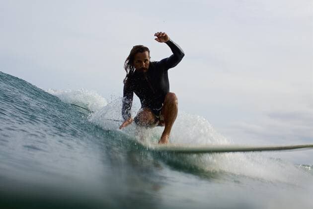 IMAGO Creative: Sport Dichotomien - Land und Wasser Male surfer riding ocean wave Mexico Nayarit Sayulita  Copyright: NikxWest fStopImages1849028
