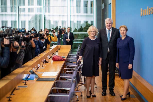 News Bilder des Tages Deutschland, Berlin, Bundespressekonferenz, Thema Kabinettbeschluss über Maßnahmen zur Bekämpfung des Rechtsextremismus und Hasskriminalität, Justizministerin Christine Lambrecht SPD, Innenminister Horst Seehofer CSU, Familienministerin Franziska Giffey SPD, 30.10.2019 *** Germany, Berlin, Federal Press Conference, Cabinet Decision on Measures to Combat Right-Wing Extremism and Hate Crime, Justice Minister Christine Lambrecht SPD, Interior Minister Horst Seehofer CSU, Family Minister Franziska Giffey SPD, 30 10 2019