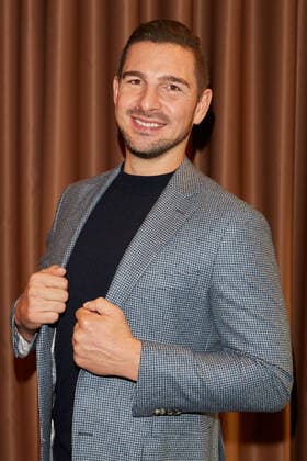Benjamin Piwko - Praesentation von seinem Buch Man hoert nur mit dem Herzen gut in Berlin am 30.10.2019. Benjamin Piwko - Buchpraesentation *** Benjamin Piwko presentation of his book Man hoert nur mit dem Herzen gut in Berlin on 30 10 2019 Benjamin Piwko book presentation