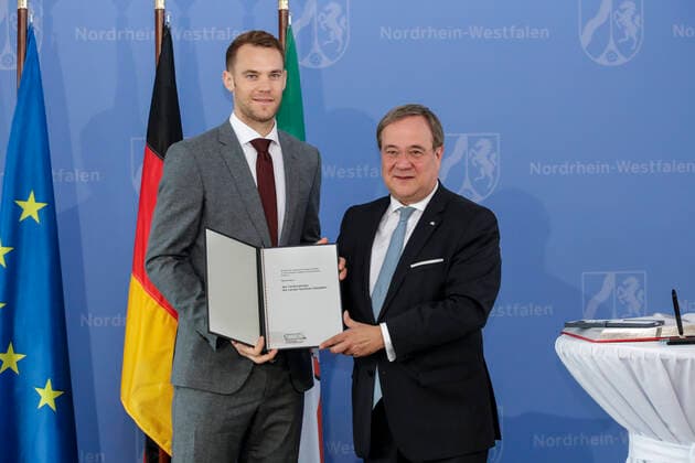 Entertainment Themen der Woche KW44 Bilder des Jahres 2019, Entertainment 10 Oktober News Bilder des Tages 30.10.2019. Manuel Neuer wird von NRW-Ministerpräsident Armin Laschet für seinen vorbildlichen sozialen Einsatz mit dem Verdienstorden des Landes Nordrhein-Westfalen ausgezeichnet. Der in Gelsenkirchen geborene und aufgewachsene Nationaltorhüter, Fußball-Weltmeister und Weltsportler des Jahres 2014, mehrfacher Deutscher Meister und DFB-Pokalsieger engagiert sich seit vielen Jahren für zahlreiche soziale Projekte im Ruhrgebiet. 2010 gründete er die Manuel Neuer Kids Foundation für sozial benachteiligte Kinder und Jugendliche vor allem im Ruhrgebiet. Im 2014 errichteten MANUS , einem offenen Kinder- und Jugendhaus seiner Stiftung, werden Kinder außerhalb der regulären Schulzeit durch verschiedene Bildungsangebote und Aktivitäten in ihrer ganzheitlichen Entwicklung gefördert. Düsseldorf Staatskanzlei Nordrhein-Westfalen Deutschland *** 3