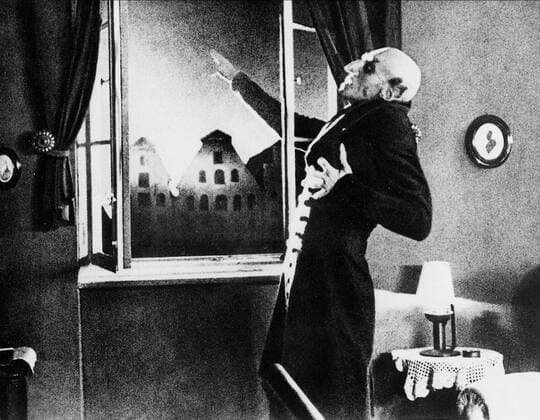 Max Schreck Film: Nosferatu, A Symphony Of Horror (DE 1922) Director: F.W. Murnau 17 February 1922 T: Nosferatu Nosferatu D: Max Schreck R: Fs Ws (Friedrich Wilhelm) Murnau P: D J: 1922 PO: Szenenbild RU: Horror DA: , - Nutzung von Filmszenebildern nur bei Filmtitelnennung und oder in Zusammenhang mit Berichterstattung über den Film.  Copyright: MaryxEvansxAFxArchivexdefdxDeutscherxFernsehdienst 12026524 editorial use only