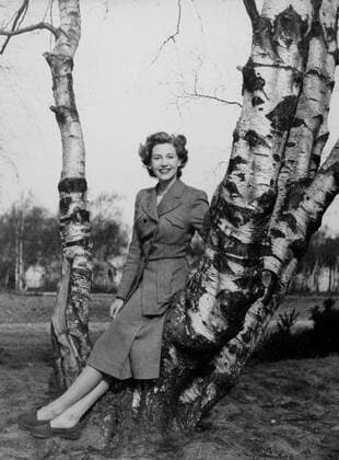 Rona Anderson Characters: Joan Maxted Film: Sleeping Car To Trieste (1948) Director: John Paddy Carstairs 06 October 1948  Copyright: MaryxEvansxAFxArchive 12034953 editorial use only