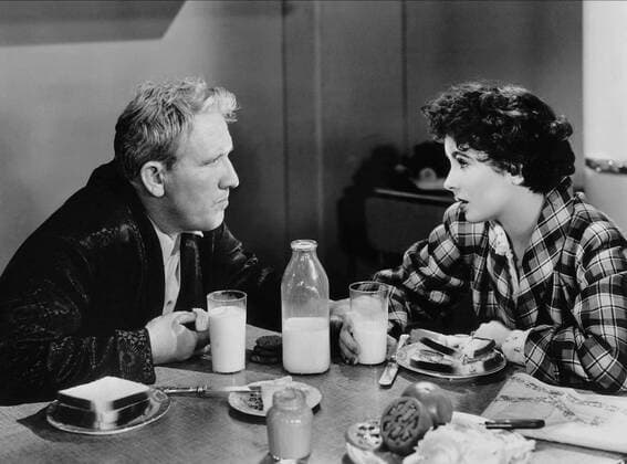 Spencer Tracy & Elizabeth Taylor Characters: Stanley T. Banks & Kay Banks Film: Father Of The Bride (USA 1950) Director: Vincente Minnelli 16 June 1950  Copyright: MaryxEvansxAFxArchive 12070635 editorial use only