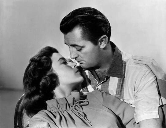 Elisabeth Muller, Robert Mitchum Characters: ,Mike Morrison Film: The Angry Hills (1959) Director: Robert Aldrich 15 July 1959  Copyright: MaryxEvansxAFxArchive 12071869 editorial use only
