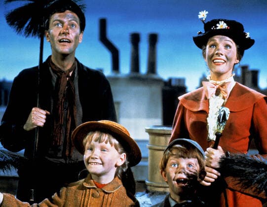OSCARS. Beste Hauptdarstellerin. Preisträgerinnen 1961-1970 Dick Van Dyke, Karen Dotrice, Matthew Garber & Julie Andrews Characters: Bert,Jane Banks,Michael Banks & Mary Poppins Film: Mary Poppins (USA 1964) Literurverfilmung (Based On The Books By P.L. Travers) Director: Robert Stevenson 27 August 1964 MARY POPPINS, Dick Van Dyke, Karin Dotrice, Matthew Garber, Julie Andrews, 1964  Copyright: MaryxEvansxAFxArchive 12092074 editorial use only