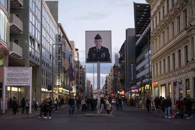 Touristen am ehemaligen Grenzübergang Checkpoint Charlie zwischen Ost-Berlin und West-Berlin in Berlin. Berliner Mauer