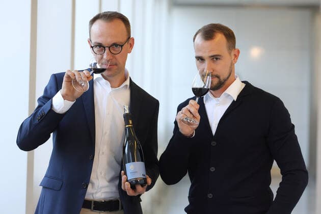 HANSJÖRG UND MATTHIAS ALDINGER WEINGUT ALDINGER WINZER DES JAHRES AUSZEICHNUNG DES VINUM WEINGUIDE DEUTSCHLAND 2020 MAINZ 
