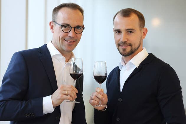 HANSJÖRG UND MATTHIAS ALDINGER WEINGUT ALDINGER WINZER DES JAHRES AUSZEICHNUNG DES VINUM WEINGUIDE DEUTSCHLAND 2020 MAINZ 