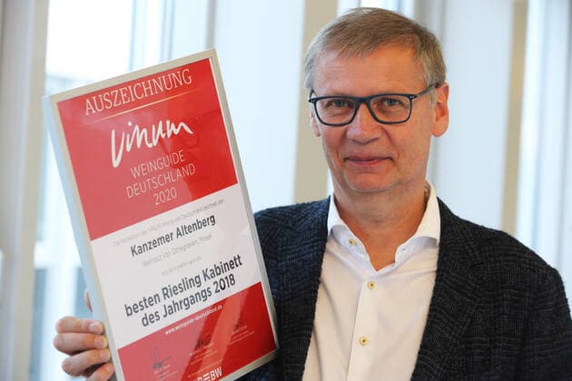 GUENTHER JAUCH WEINGUT VON OTHEGRAVEN KANZEMER ALTENBERG BESTER RIESSLING KABINETT DES JAHRGANGS 2018 AUSZEICHNUNG DES VINUM WEINGUIDE DEUTSCHLAND 2020 MAINZ 