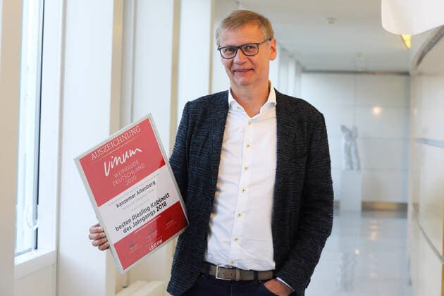GUENTHER JAUCH WEINGUT VON OTHEGRAVEN KANZEMER ALTENBERG BESTER RIESSLING KABINETT DES JAHRGANGS 2018 AUSZEICHNUNG DES VINUM WEINGUIDE DEUTSCHLAND 2020 MAINZ 