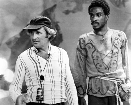 Norman Jewison & Carl Anderson Characters: Judas Iscariot Film: Jesus Christ Superstar (USA 1973) Director: Norman Jewison 07 August 1973 Regisseur Norman Jewison 1973 bei Dreharbeiten zu Jesus Christ Superstar (USA), mit Carl Anderson (re. als Judas) Personen, Bibelverfilmung, Mann, Kappe, Hemd, Musical, Viewfinder  Copyright: UniversalxPicturesxAFxArchivexMaryxEvans 12451999 editorial use only