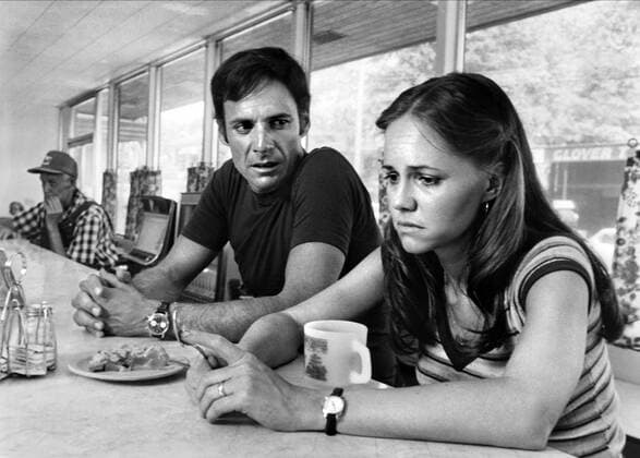 OSCARS. Beste Hauptdarstellerin. Preisträgerinnen 1971-1980 Ron Leibman & Sally Field Characters: Reuben, Norma Rae Film: Norma Rae (1979) Director: Martin Ritt 02 March 1979 Norma Rae - Eine Frau steht ihren Mann (USA 1979, Regie: Martin Ritt) Ron Leibman, Sally Field Paar in American Diner, Schnellimbiss, Schnell-Imbiss, besorgt, in Gedanken, sozialkritisch, Sozialkritik ------- WICHTIG: Nutzung nur redaktionell bei Filmtitelnennung bzw. Berichterstattung ?©ber diesen Film. Buch- und Kalendernutzungen nur nach Absprache. --- IMPORTANT: To be used solely for editorial coverage of this specific motion picture tv programme  Copyright: 20thxCenturyxFoxxAFxArchivexMaryxEvans 12452281 editorial use only