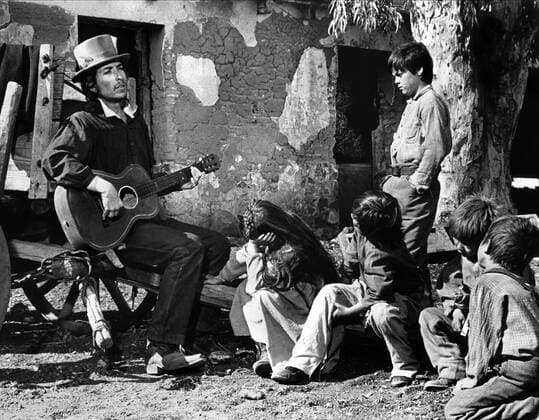 Bob Dylan Characters: Alias Film: Pat Garrett And Billy The Kid; Pat Garrett & Billy The Kid (USA 1973) Director: Sam Peckinpah 23 May 1973 Pat Garrett jagt Billy The Kid (Pat Garrett And Billy The Kid, USA 1972, Regie: Sam Peckinpah) Bob Dylan (li.) Alias, ein Mitgleid aus Billy the Kid s Bande, Gitarre spielen, singen, Kinder h?aren zu, Western --- WICHTIG: Nutzung nur redaktionell bei Filmtitelnennung bzw. Berichterstattung ?©ber diesen Film. Buch- und Kalendernutzungen nur nach Absprache. --- IMPORTANT: To be used solely for editorial coverage of this specific motion picture tv programme  Copyright: MGMxAFxArchivexMaryxEvans 12452444 editorial use only